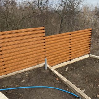 Металевий штахетник під дерево – альтернатива класичному паркану зі штахет