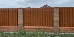 Накривки на цоколь паркана і не тільки – продовження терміну служби паркану