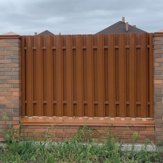 Накривки на цоколь паркана і не тільки – продовження терміну служби паркану