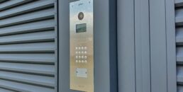Мультифункціональний стовп для паркану